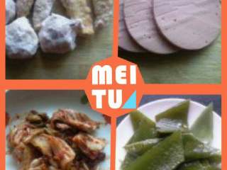 1、韩国部队火锅,准备一些鱼丸和鱼柳。海事根切好。辣白菜切块。