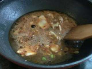 3、韩国部队火锅,放入适量水。