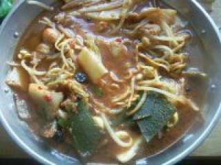 4、韩国部队火锅,关火，转入火锅中。