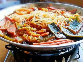 6、韩国部队火锅,将锅坐在酒精炉上，边煮边吃