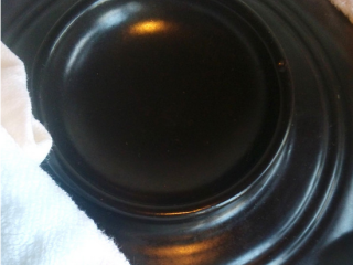 7、家常东坡肉,盖上锅盖，用毛巾封住砂锅边缘，大火烧开后，小火焖半小时左右。如果锅边能封严，就不用加水，加大酒量就可以。如果封不严，可加些水