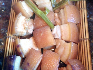 8、家常东坡肉,半小时后开一下盖，把肉翻一下面，再小火焖半小时。用筷子翻的时候小心蒸汽烫人