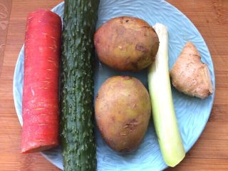 2、自制空心面（饺子皮版）,备好蔬菜和葱姜