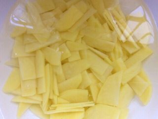 6、自制空心面（饺子皮版）,土豆切薄片，用水冲洗干净，在清水中浸泡一会儿