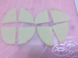 8、自制空心面（饺子皮版）,切两刀分四片