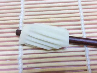 10、自制空心面（饺子皮版）,卷一圈空心面就好了