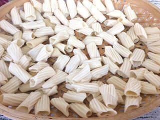 11、自制空心面（饺子皮版）,卷好的空心面放到竹篮里晾上