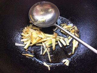 13、自制空心面（饺子皮版）,爆香葱姜