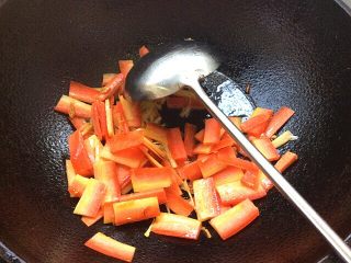 14、自制空心面（饺子皮版）,下胡萝卜片，翻炒片刻