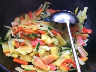 15、自制空心面（饺子皮版）,在下土豆片炒片刻，下黄瓜片翻炒