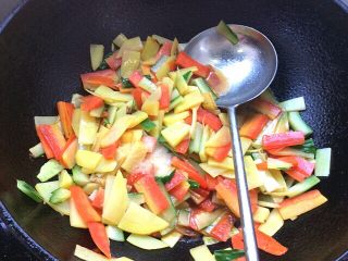 16、自制空心面（饺子皮版）,放生抽，盐鸡精调味