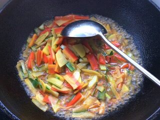 17、自制空心面（饺子皮版）,加入少许水