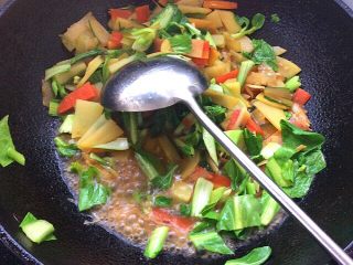 18、自制空心面（饺子皮版）,放青菜炒至断生即可，出锅