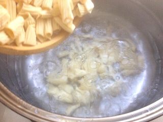 19、自制空心面（饺子皮版）,烧水，水开下空心面