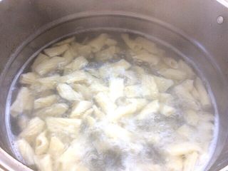 20、自制空心面（饺子皮版）,煮两开即可