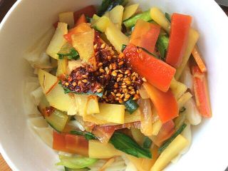 22、自制空心面（饺子皮版）,浇上菜，放油泼辣子，拌均匀即可