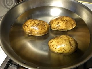 1、私家猪油烩马铃薯,马铃薯洗净，冷水下锅煮熟。