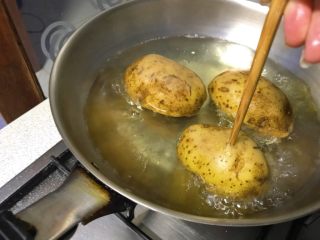 2、私家猪油烩马铃薯,测试是不是煮熟，用一根筷子插一下，轻易插入就熟透了。