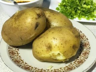 3、私家猪油烩马铃薯,煮熟的马铃薯晾凉。