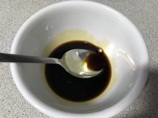 4、私家猪油烩马铃薯,我们先准备酱料，酱青汤匙4个。