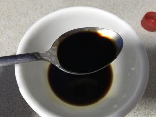 5、私家猪油烩马铃薯,老抽一汤匙。