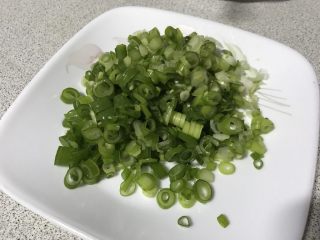 9、私家猪油烩马铃薯,葱切葱花。