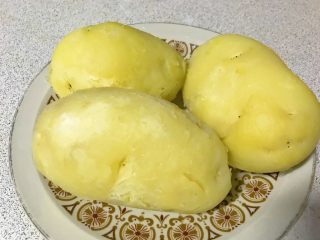 10、私家猪油烩马铃薯,剥去煮熟的马铃薯皮。