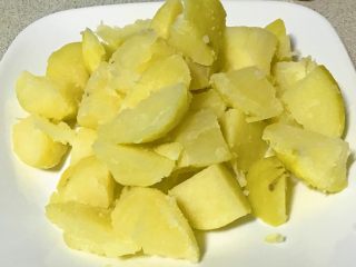 11、私家猪油烩马铃薯,切成滚刀块。