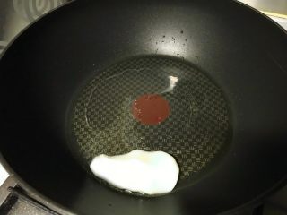 13、私家猪油烩马铃薯,热锅里融化猪油。