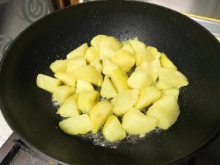 14、私家猪油烩马铃薯,下入切好的马铃薯块，颠一下锅子。