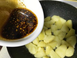 15、私家猪油烩马铃薯,下入调好的酱汁。