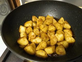 16、私家猪油烩马铃薯,再颠几下锅子，让酱汁收收。