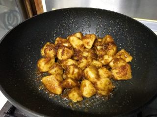 17、私家猪油烩马铃薯,收好酱汁，酱汁就吸附在马铃薯上面了。