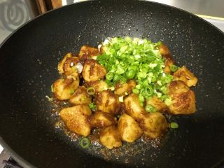 18、私家猪油烩马铃薯,倒入葱花，再次颠锅。