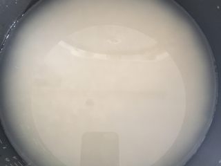 2、手作鳗鱼寿司,寿司米清洗干净，下锅按煮饭键煮熟