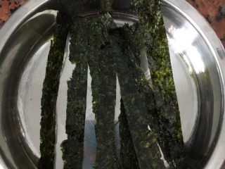 3、手作鳗鱼寿司,紫菜剪成一小条的形状