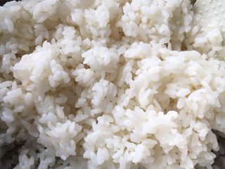 4、手作鳗鱼寿司,寿司米饭煮熟后放凉，加入寿司醋拌匀