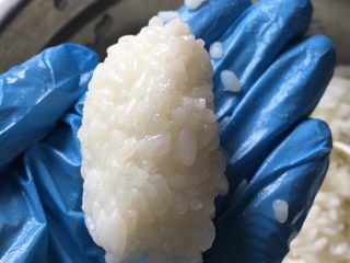 5、手作鳗鱼寿司,然后捏成小圆柱饭团状