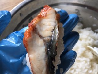 6、手作鳗鱼寿司,放上一块鳗鱼片