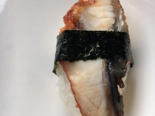 7、手作鳗鱼寿司,用紫菜条卷好