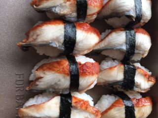 8、手作鳗鱼寿司,包卷好