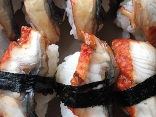 9、手作鳗鱼寿司,卷好