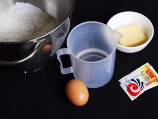 1、原味牛角面包,材料清单。