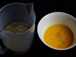 2、原味牛角面包,清水加热至37度左右，放入发酵粉。鸡蛋打散。