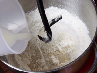 4、原味牛角面包,加入发酵液。