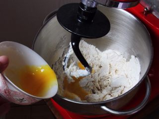 5、原味牛角面包,加入鸡蛋液。