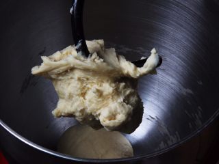 6、原味牛角面包,厨师机二档速度搅拌，这是10分钟的状态，面粉已经成团。