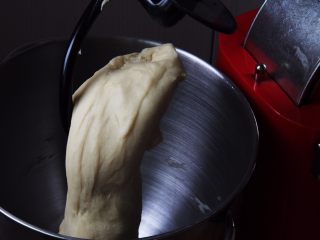 7、原味牛角面包,继续搅拌10分钟，面团已经光滑。