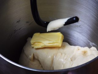 8、原味牛角面包,加入黄油。