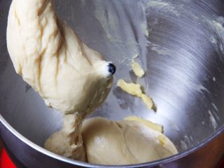 9、原味牛角面包,继续二档速度搅拌20分钟。